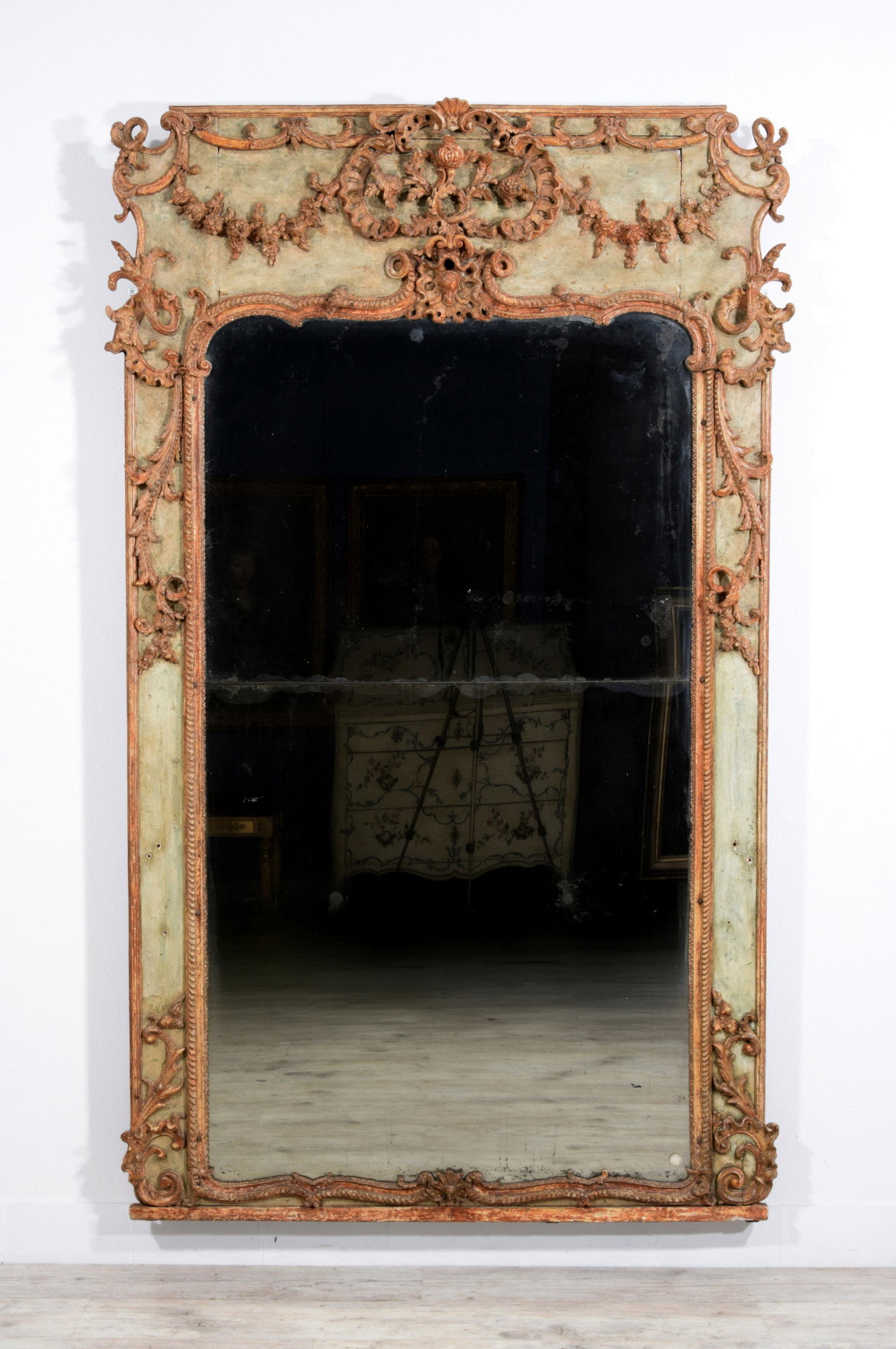 Grande specchiera in legno e pastiglia laccata Piemonte, XVIII secolo